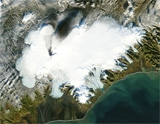 De Vatnajökull op een foto van de NASA tijdens een uitbarsting van de Grímsvötn